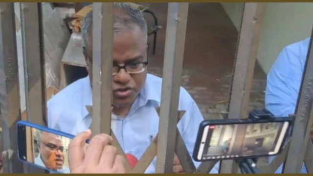 চুয়েটে ২১ ঘণ্টা ধরে অবরুদ্ধ উপাচার্য, তিন সপ্তাহ বন্ধ ক্লাস-পরীক্ষা